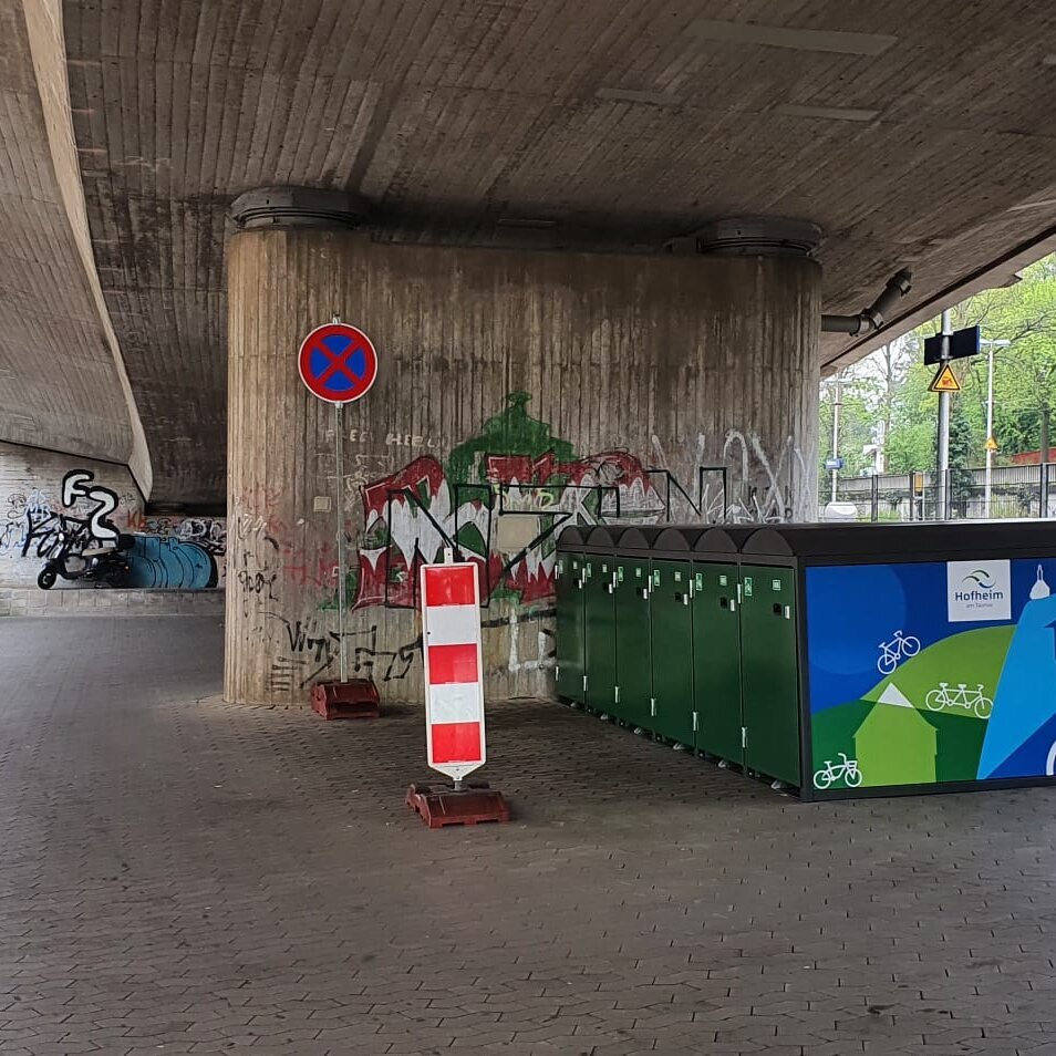 Die Radboxen unter der Rheingaubrücke