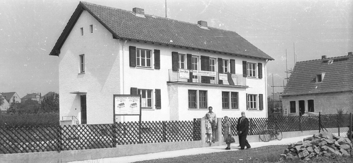 Das verloste Haus in der Germanenstraße bei der Übergabe an die glücklichen Gewinner