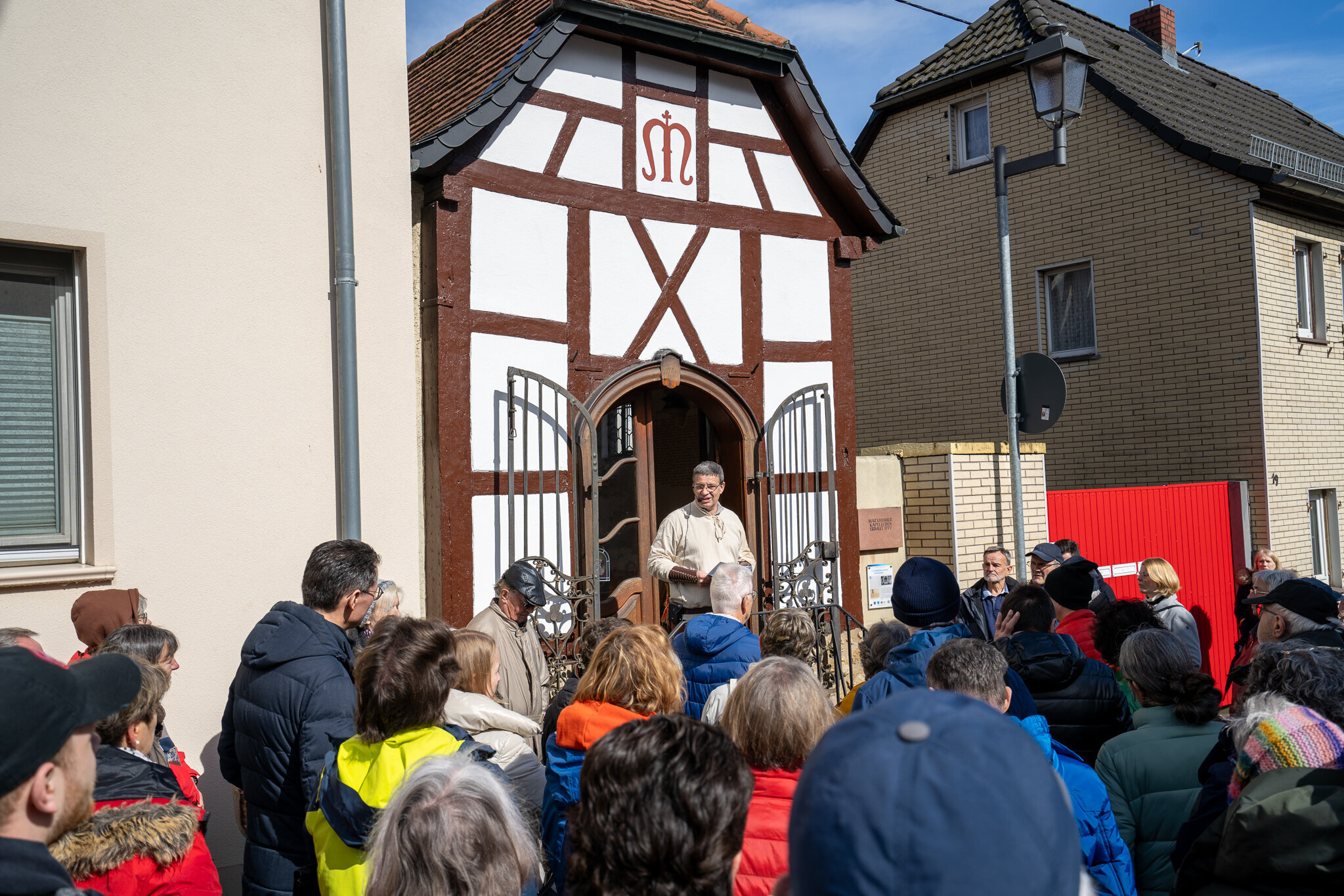 Stefan Schmelz, Vorsitzender des VHG Marxheim, führte die Interessierten durch den Stadtteil und präsentierte die historischen Tafeln.