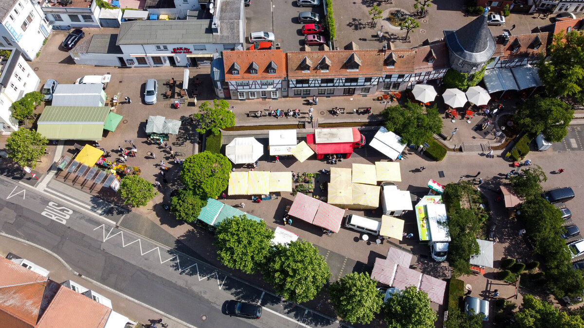 Wochenmarkt Kreisstadt Hofheim am Taunus mit Blick aus der Luft
