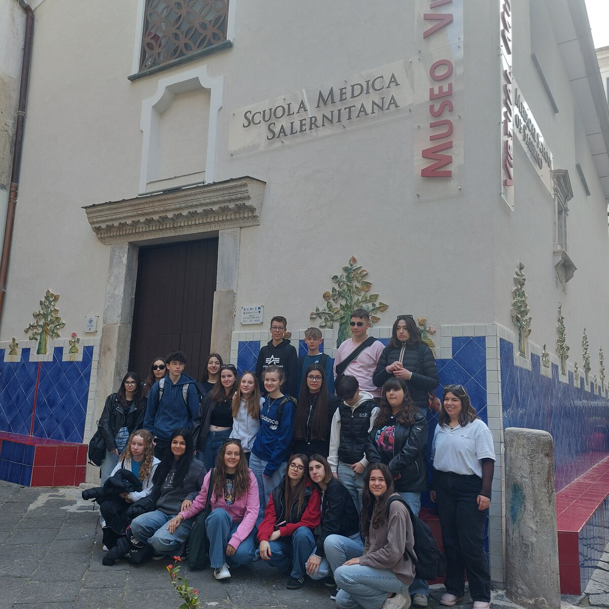Gruppenfoto vor der Medizinschule von Salerno