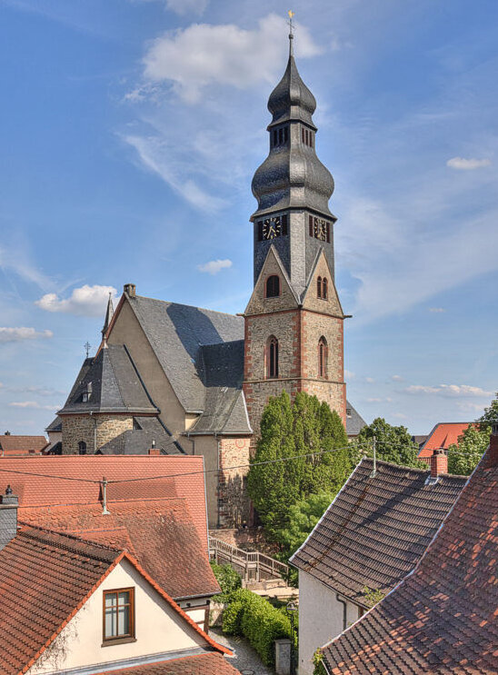 Blick über die Dächer auf den Kirchturm der St. Peter und Paul-Kirche