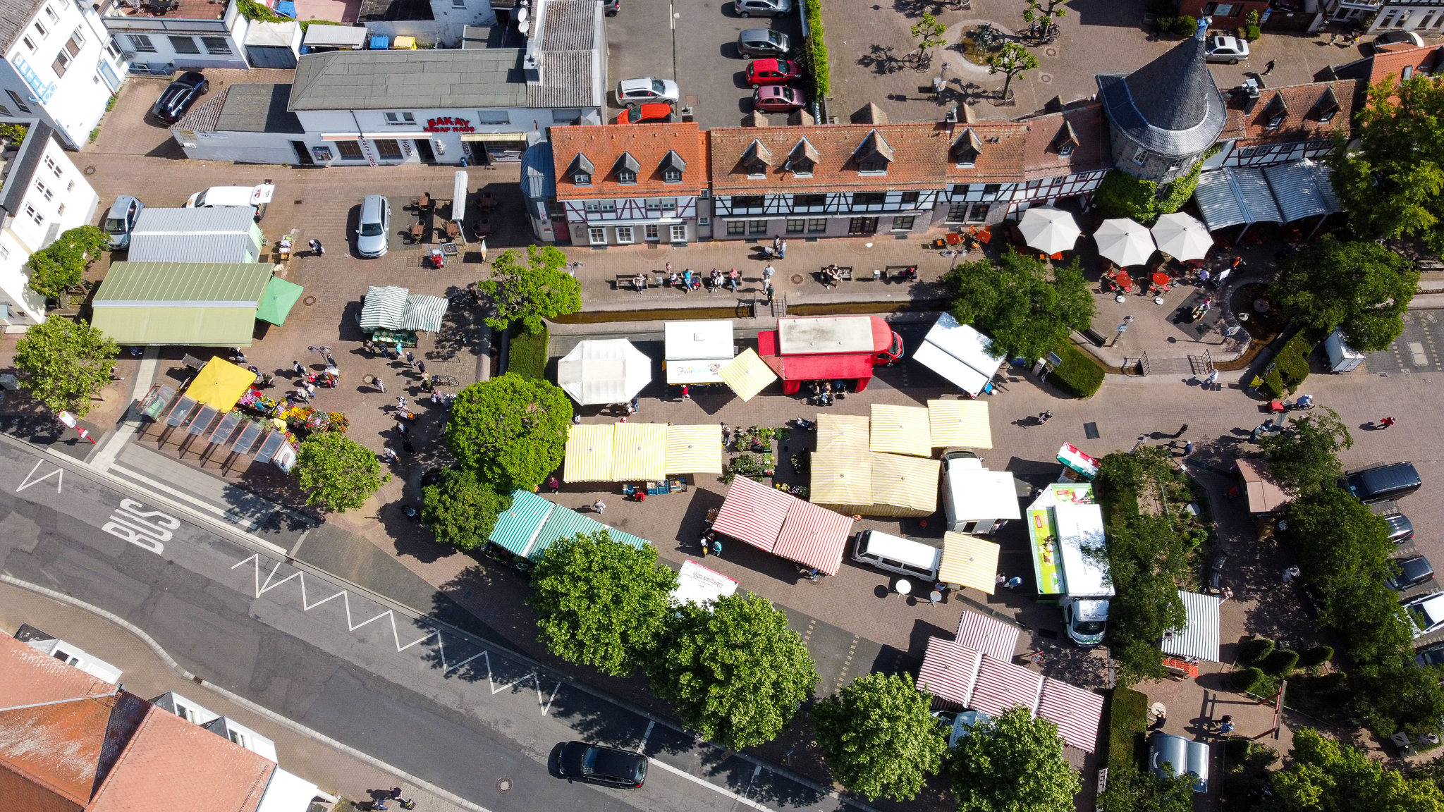 Wochenmarkt Kreisstadt Hofheim am Taunus mit Blick aus der Luft