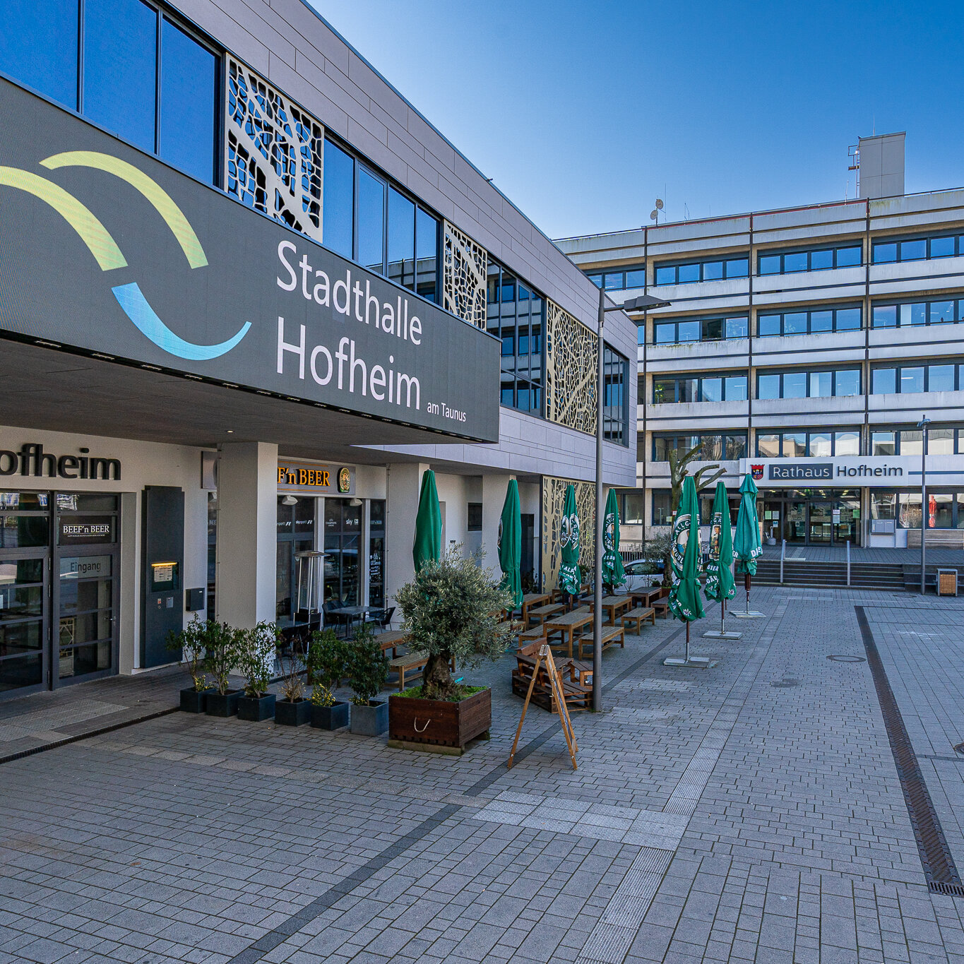 Rathaus Hofheim am Taunus und die Stadthalle Hofheim