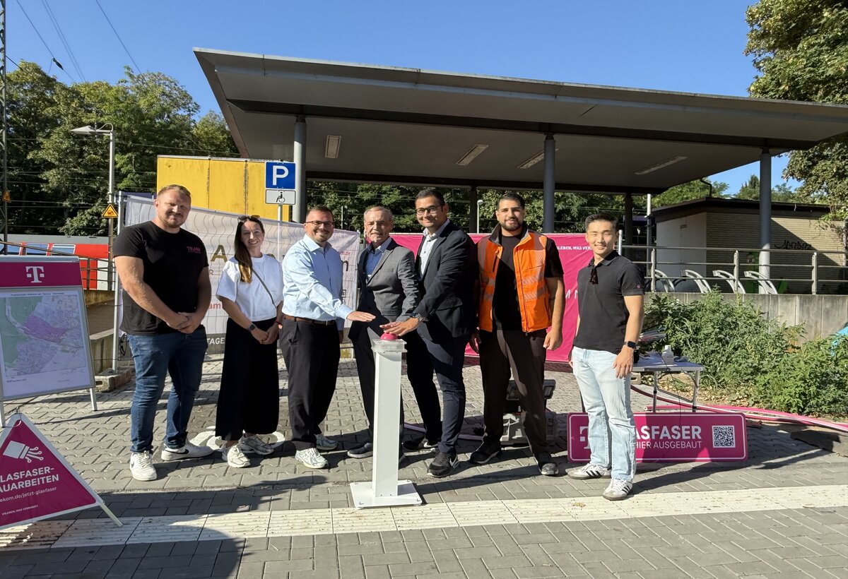 v.l.: Max Stolle (Telekom Technik), Isabel Theurer (Telekom Technik), Bürgermeister Wilhelm Schultze,  Hans Czorny (Telekom Regio Manager), Marcel Kavadopoulou (Telekom Regio Manager), Emre Akdoganbulut (AN- E. A. Bauteam) und Yoo-Yin Lee (Telekom Technik)