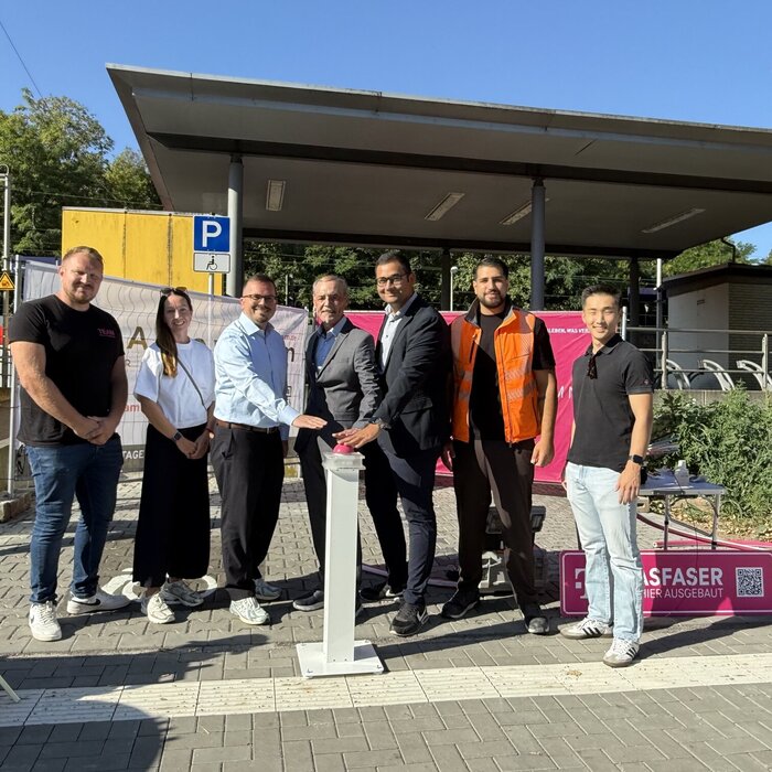 v.l.: Max Stolle (Telekom Technik), Isabel Theurer (Telekom Technik), Bürgermeister Wilhelm Schultze,  Hans Czorny (Telekom Regio Manager), Marcel Kavadopoulou (Telekom Regio Manager), Emre Akdoganbulut (AN- E. A. Bauteam) und Yoo-Yin Lee (Telekom Technik)