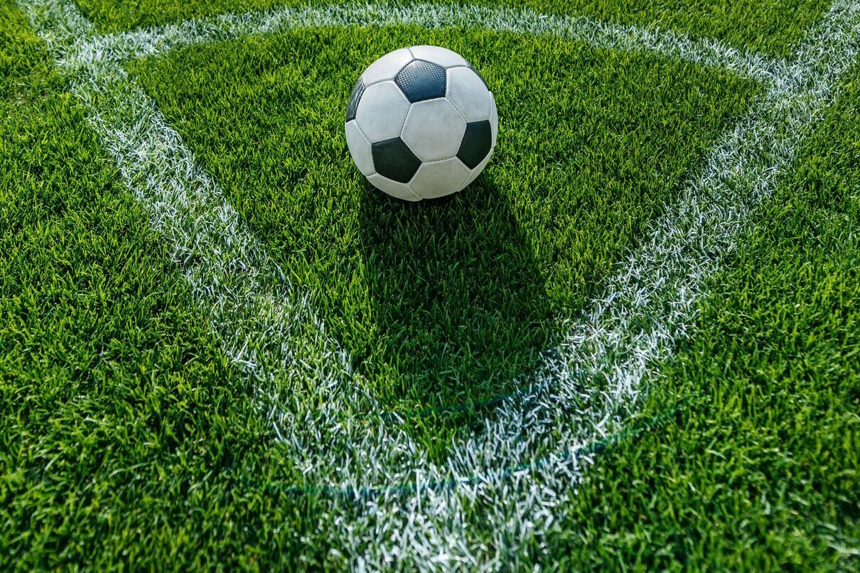 Fußball liegt im Stadion zum Eckball bereit