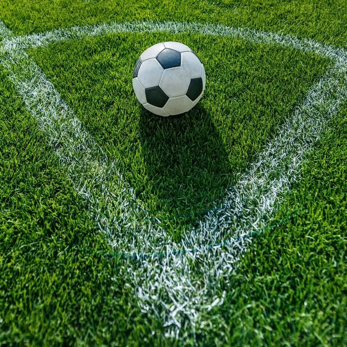Fußball liegt im Stadion zum Eckball bereit