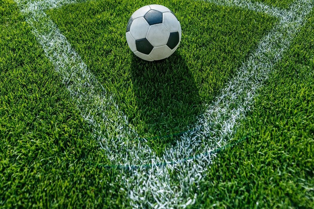 Fußball liegt im Stadion zum Eckball bereit