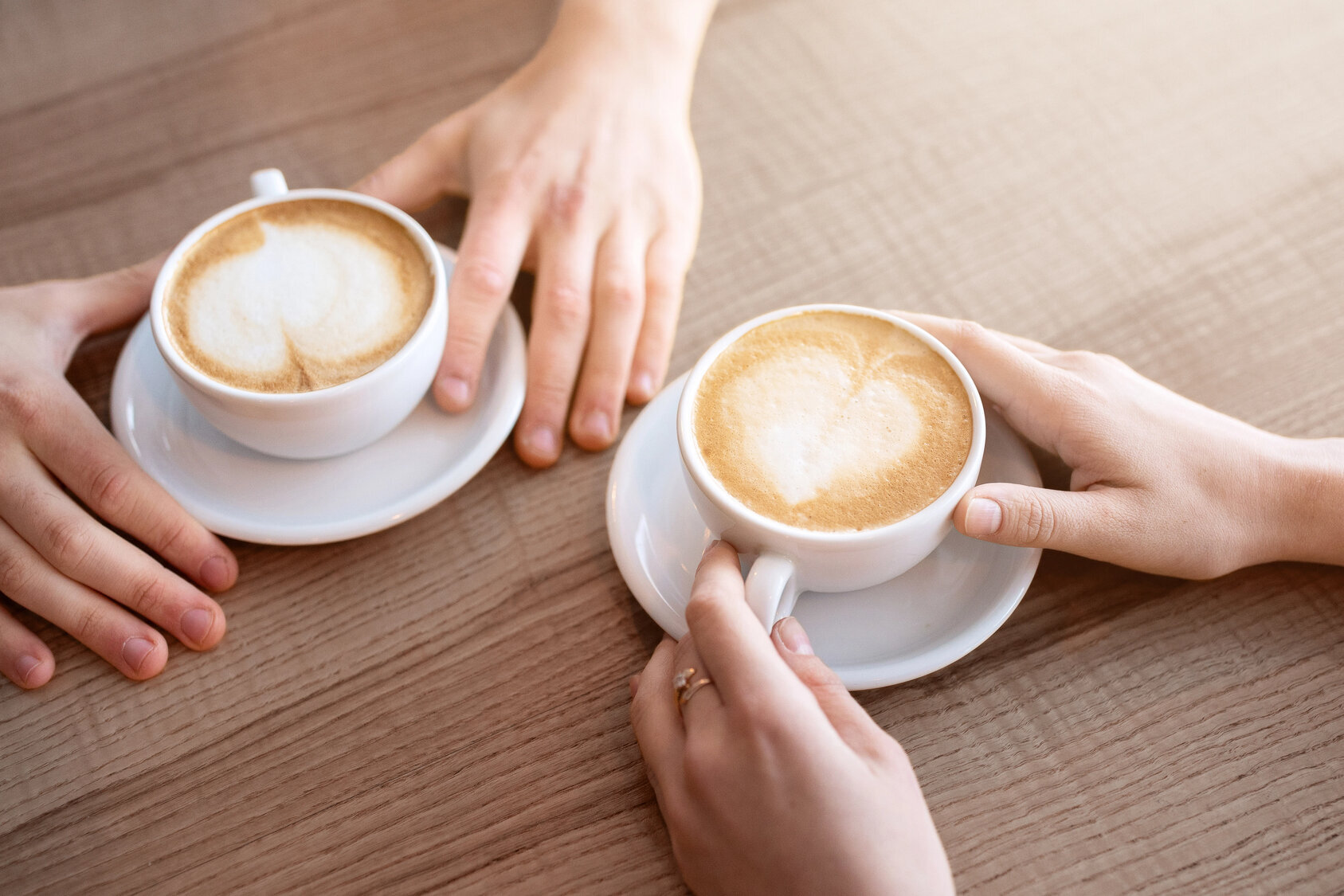 Zwei Personen trinken Kaffee