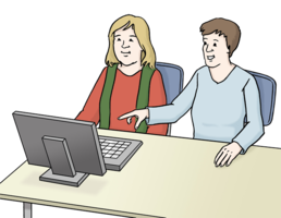 Zwei Personen sitzen an einem Schreibtisch vor dem Computer