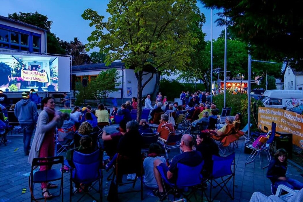 Besucher beim Open Air Kino