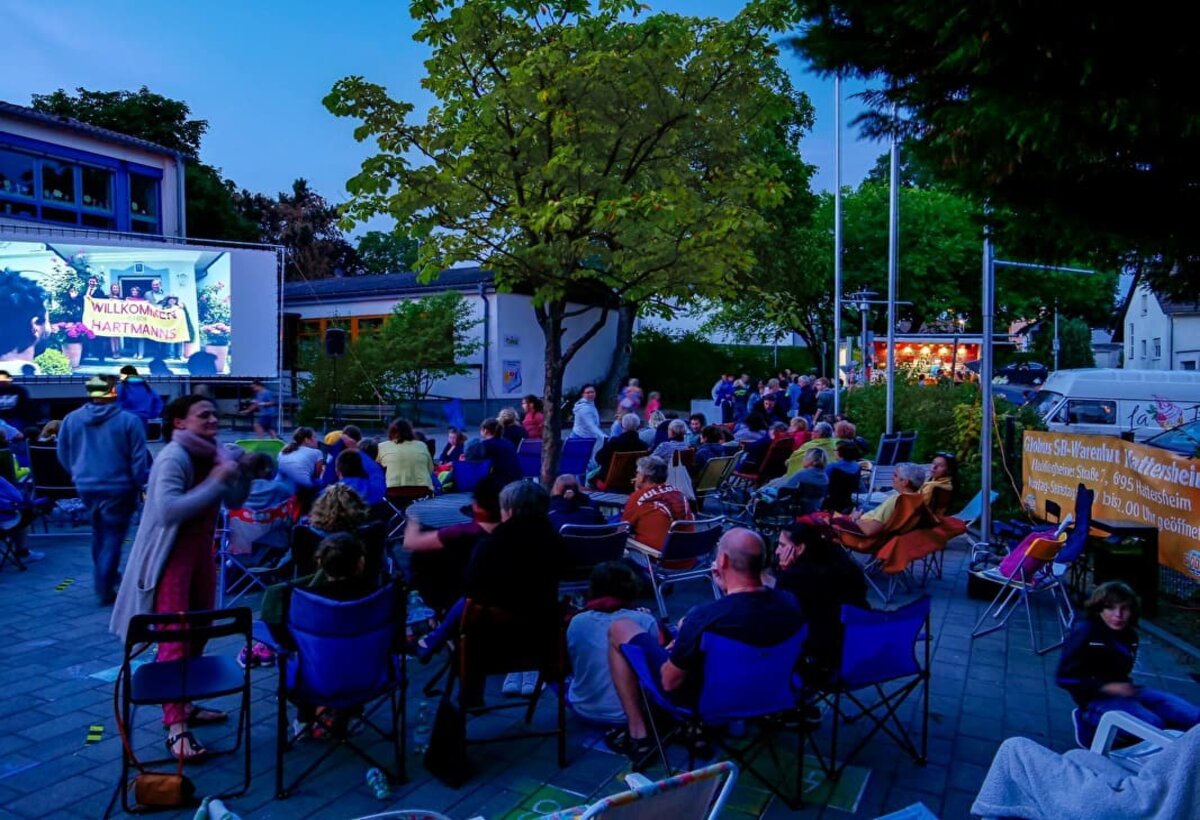 Besucher beim Open Air Kino