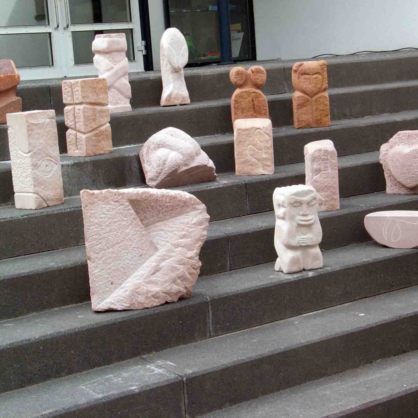 Aus Sandsteinblöcken werden Skulpturen: Drei Tage lang dauert der Steinbildhauer-Workshop vor dem Stadtmuseum. Foto: Ingrid Hornef