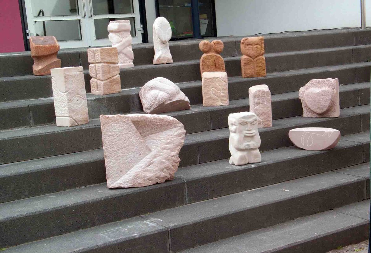 Aus Sandsteinblöcken werden Skulpturen: Drei Tage lang dauert der Steinbildhauer-Workshop vor dem Stadtmuseum. Foto: Ingrid Hornef