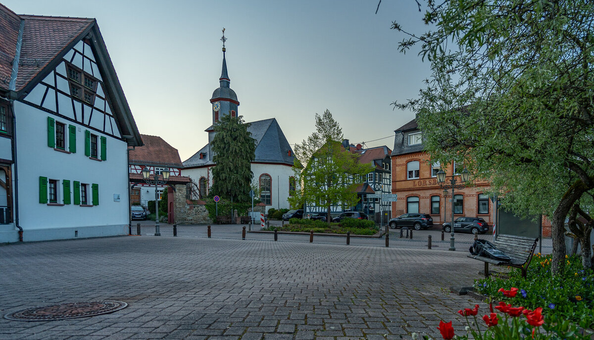 Blick auf Fachwerkhäuser und die Kirche am Zimmerplatz