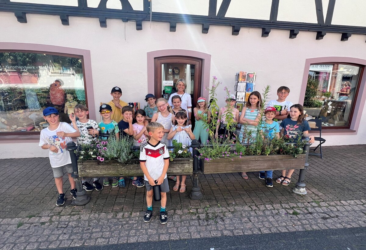 Die Ferienspielkinder stehen vor dem Weltladen