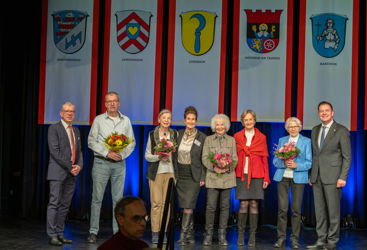 von links Stadtverordnetenvorsteher Andreas Hegeler, Dr. Wolfgang Mork, Elisabeth Schaarschmidt, Laudatorin Susanne Demuth, Ingrid Jureit, Friederike Lohse, Gudrun Kemmann und Bürgermeister Christian Vogt.