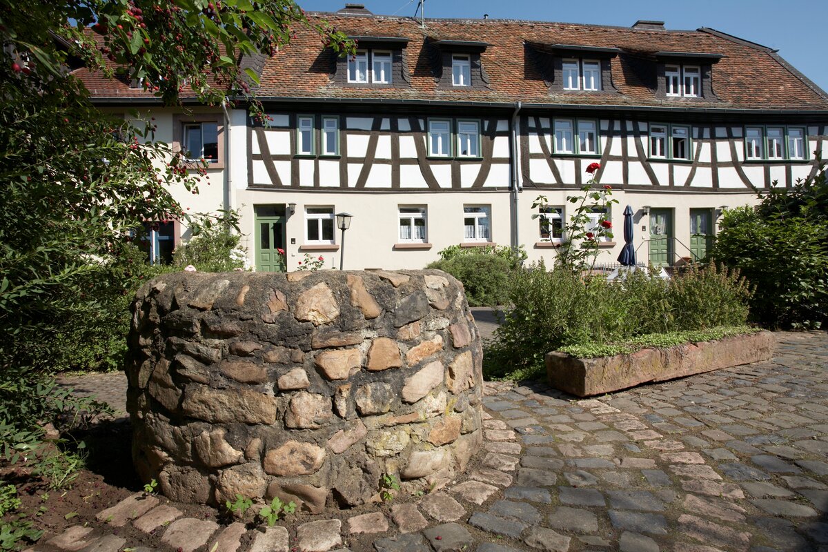 Blick auf ehemaligen Brunnen und Fachwerkbauten in ruhiger Lage Wallaus