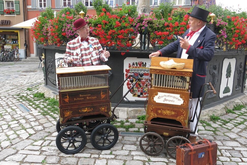 Zwei Drehorgelbrüder im Geiste (Christoph Hübnrer und Gerhard Knoblauch on tour in Süddeutschland