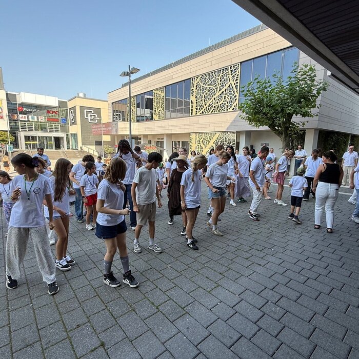 Kinder und Jugendliche der Campwoche beim „Flashmob“ vor dem Hofheimer Rathaus