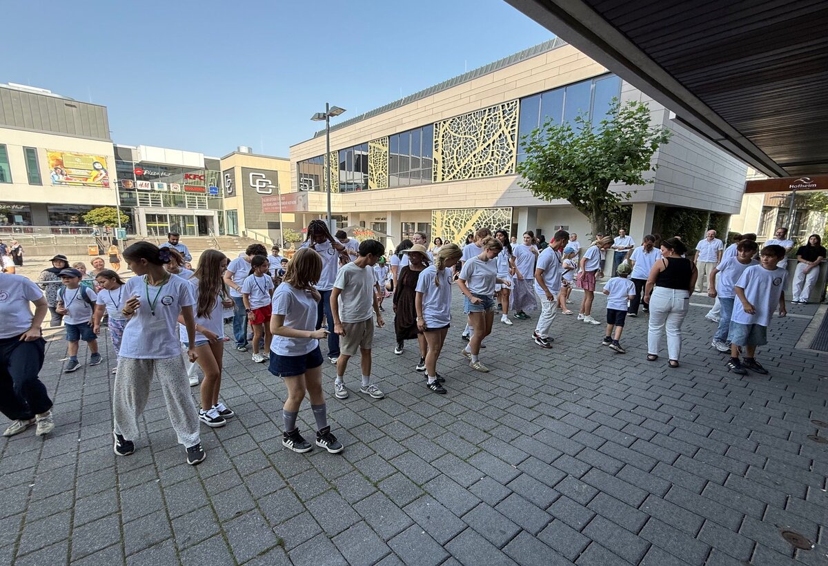 Kinder und Jugendliche der Campwoche beim „Flashmob“ vor dem Hofheimer Rathaus