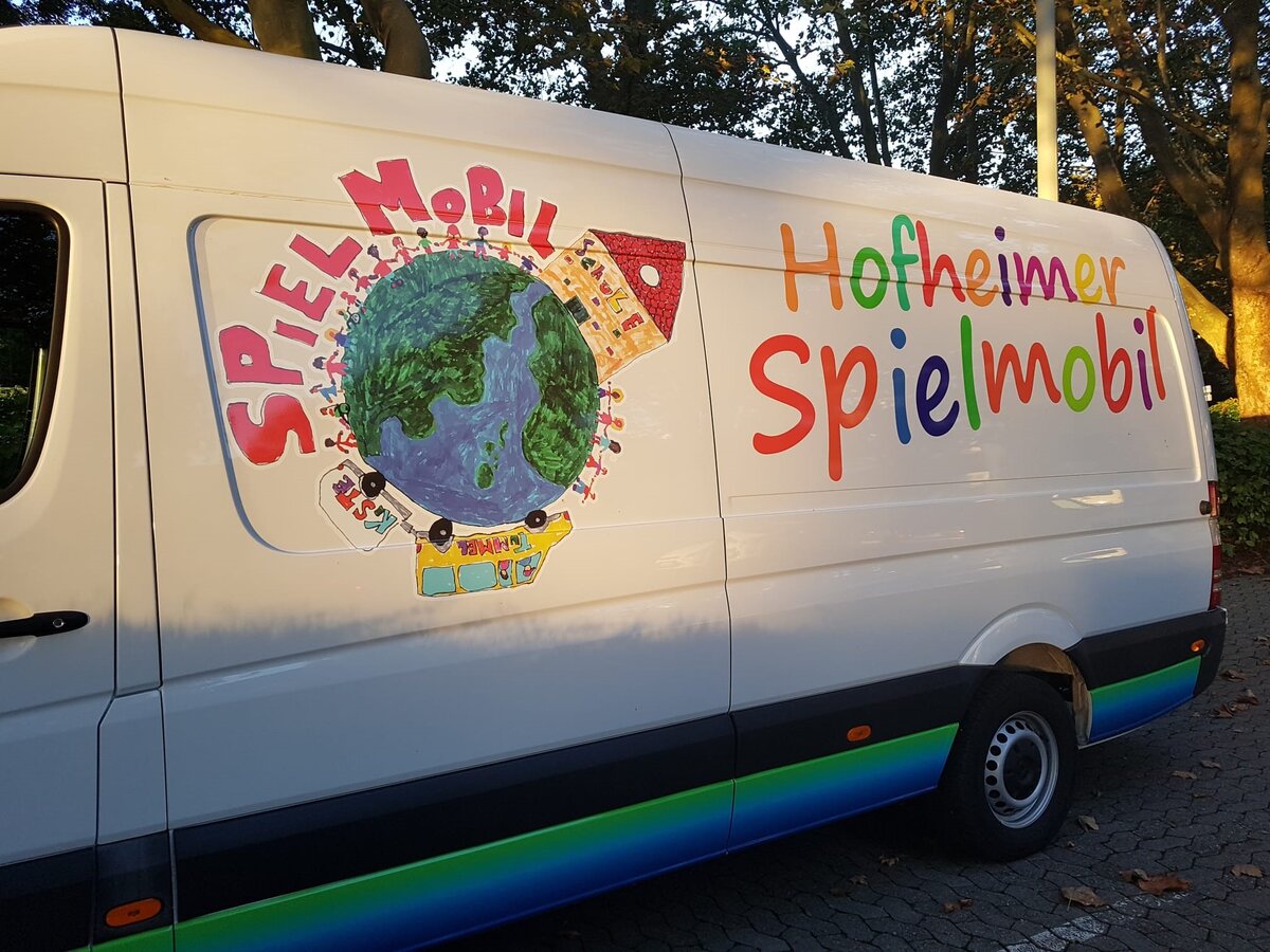 Bus des Spielmobils von der Seite