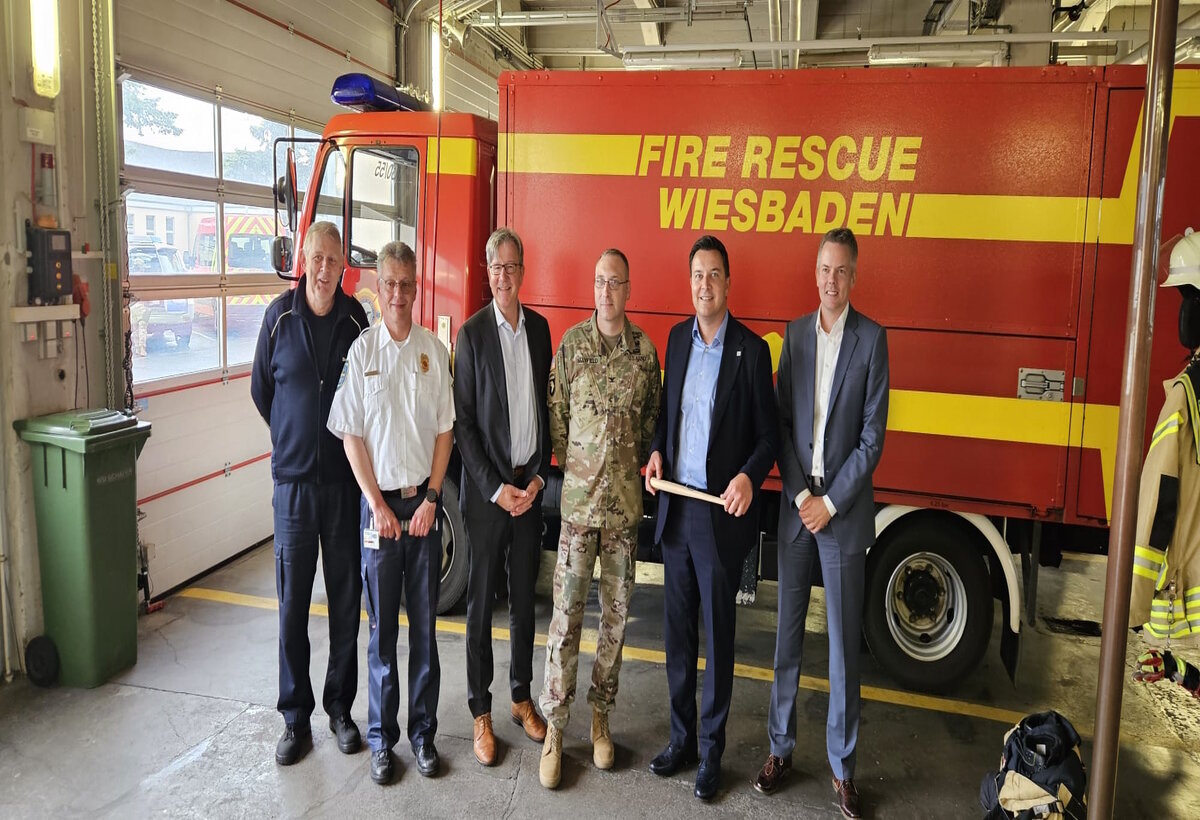 Foto: v.l.n.r.: Stadtbrandinspektor Dr. Andreas Schrell, Fire Chief Daniel Corzelius, Stadtrat Bernhard Köppler, Colonel David W. Mayfield, Bürgermeister Christian Vogt und Leiter des Fachbereichs Zentrales, Marc Schlüter, beim Austausch in der Feuerwache.