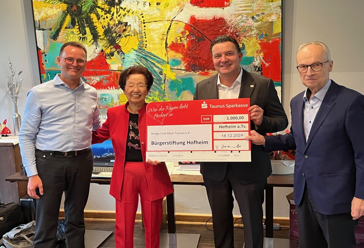 Stiftungsrats-Mitglied Reinhard Diescher, Bürgermeister Christian Vogt und 2. Vorsitzender und Schriftführer des Clubs, Dirk Einicke, bei der Spendenübergabe durch Yun Brandt, Vorsitzende des Bridge-Clubs Main-Taunus Hofheim e.V.