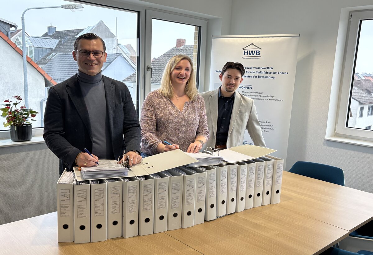 Foto: von links Norman Diehl, Vorsitzender der HWB-Geschäftsführung, HWB-Prokuristin Andrea Barz und der Leiter Strategische Entwicklung der HWB, Mark Haubrich.
