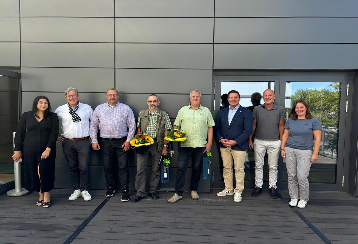 V.l.n.r.: Sonia Said (für den Personalrat), Stadtrat Bernhard Köppler, Daniel Hablowetz (Leitung Fachdienst Bauhof), die Mitarbeiter Stefan Betzel und Thomas Hammer, Bürgermeister Christian Vogt, Erster Stadtrat Daniel Philipp und Yvonne Werner (Leitung Fachbereich Bauen) 