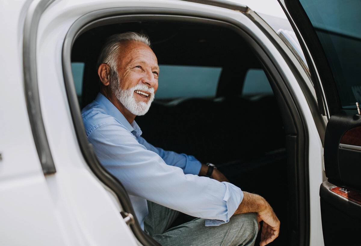 Senior im Auto