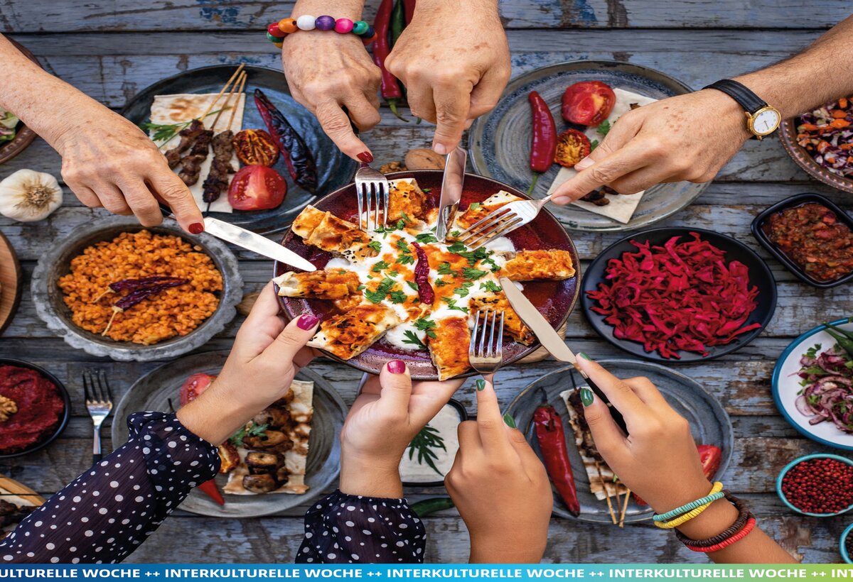 Tisch mit Essen auf Tellern und in Schüsseln. 