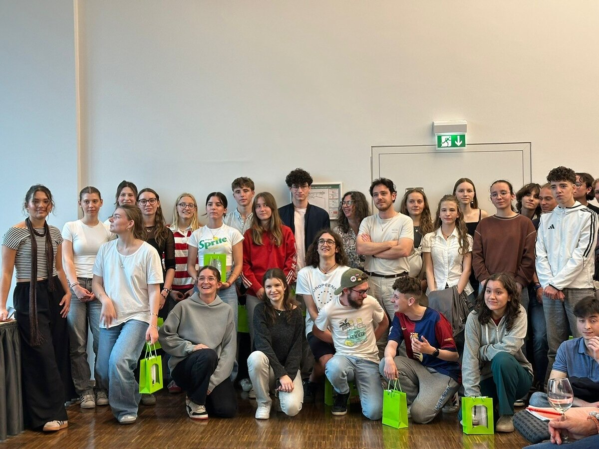Gruppenfoto der Jugendlichen aus Chinon beim Empfang in der Stadthalle 
