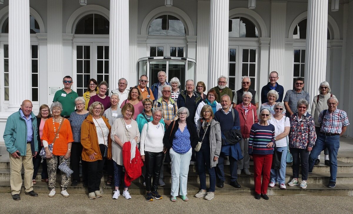 Gruppenfoto am Kurhaus von Bad Schwalbach