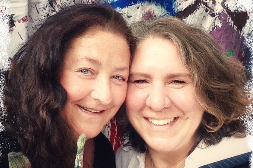 Zwei Frauen machen ein Selfie