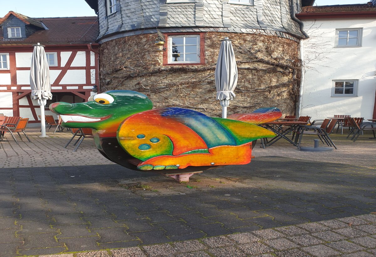 Das neue, farbenfrohe Schwingtier auf dem Platz Am Untertor