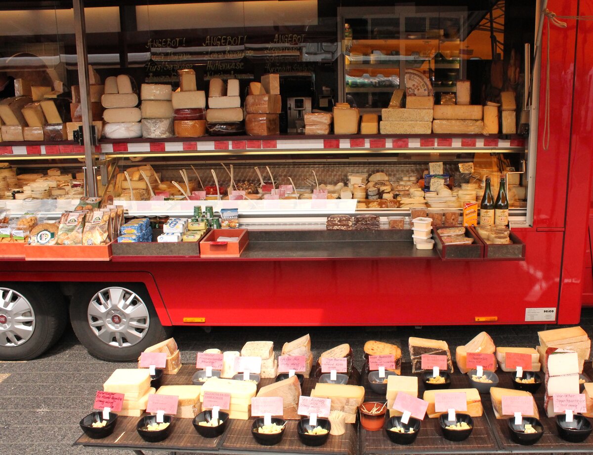 Frontaler Blick auf einen mobilen Käse-Verkaufsstand