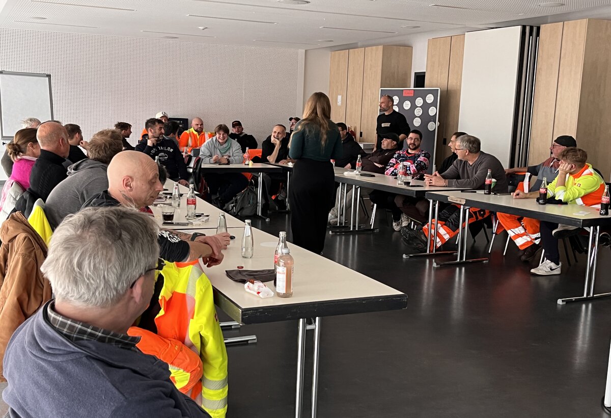 Das Team des Bauhofs mit Erstem Stadtrat Daniel Philipp bei der Arbeit im Workshop.