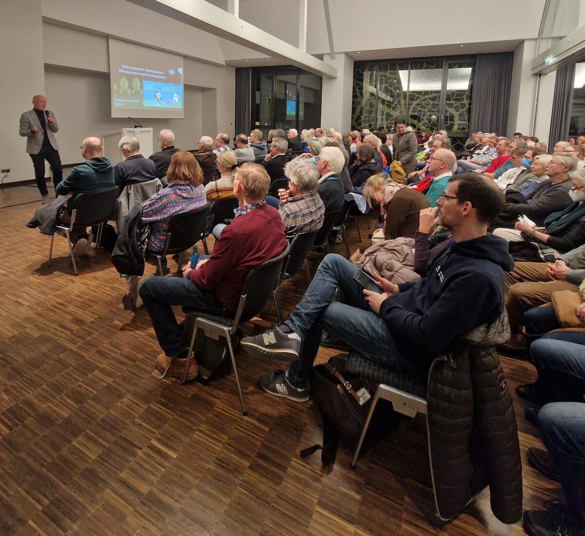 Erster Stadtrat Daniel Philipp begrüßt die Interessierten in der Stadthalle.