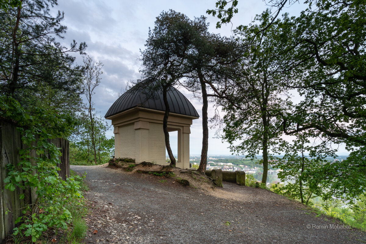 Cohausentempel und Fernblick auf das Rhein-Main-Gebiet