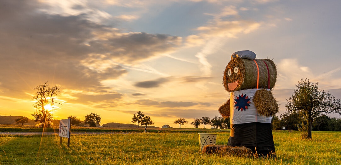 Figur aus Heuballen auf dem Feld