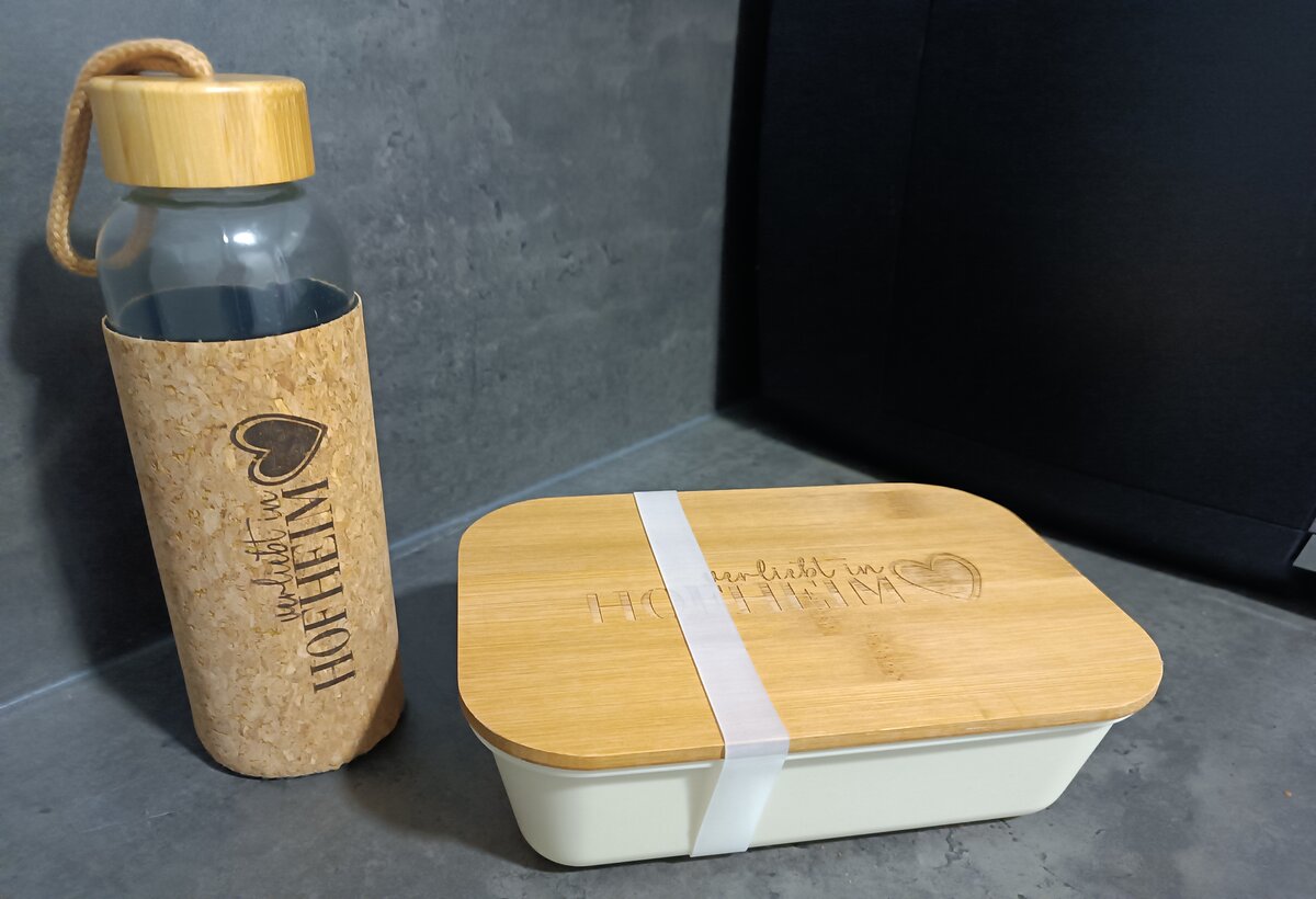 Die Neuzugänge im Sortiment: Lunchbox und Glasflasche „verliebt in Hofheim“