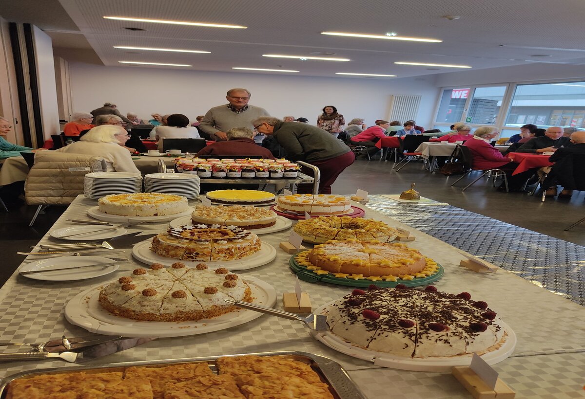 Bunte Kuchentafel beim Marxheimer Café-Treff