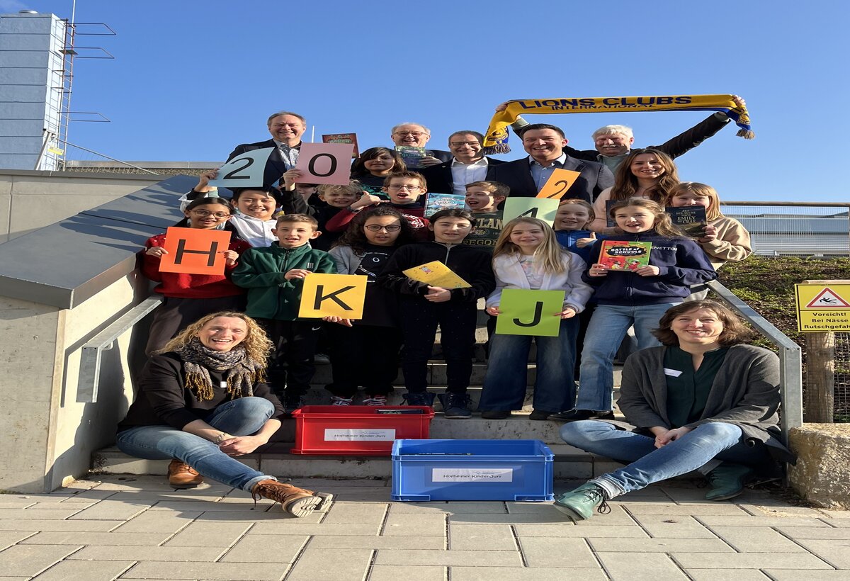 Die Kinder der Klasse 4a der Steinbergschule mit Klassenlehrerin bei der Übergabe der Bücherkisten 