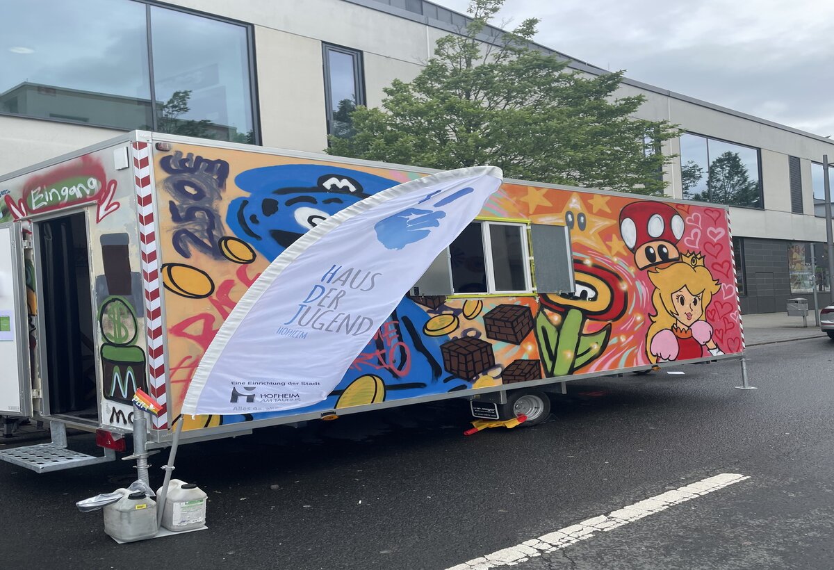 Mobiler Jugendtreff: der Bauwagen, den Jugendliche gemeinsam mit der Rapschool NRW im Rahmen eines Graffiti-Workshops mit ihren Wunschmotiven besprüht haben.