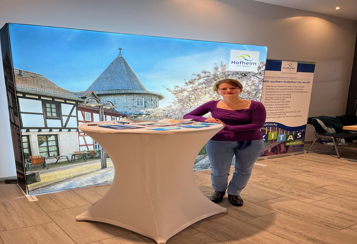 Die städtische Mitarbeiterin Verena Franz am Stand der Kreisstadt Hofheim am Taunus