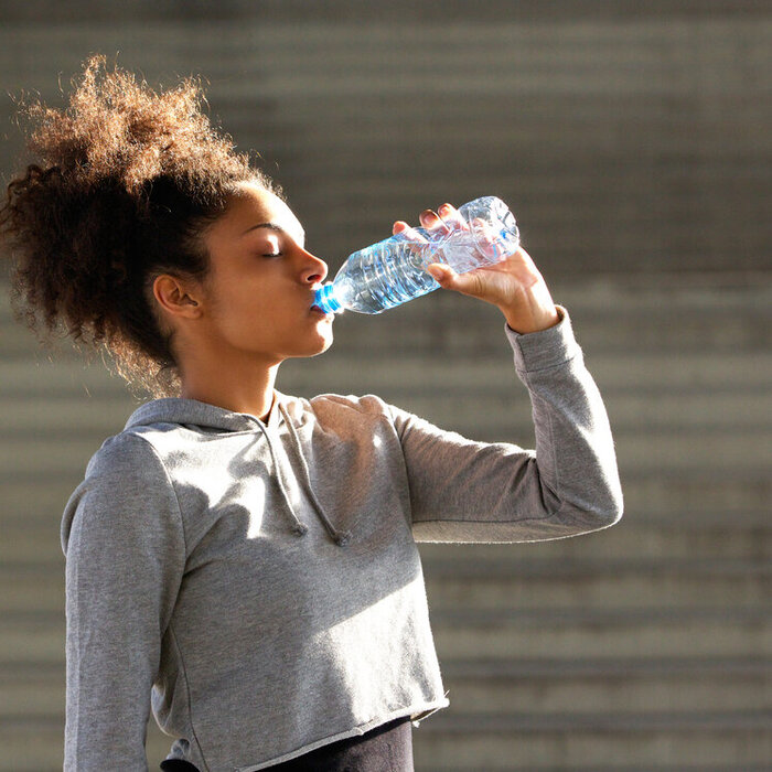 Frau trinkt Wasser