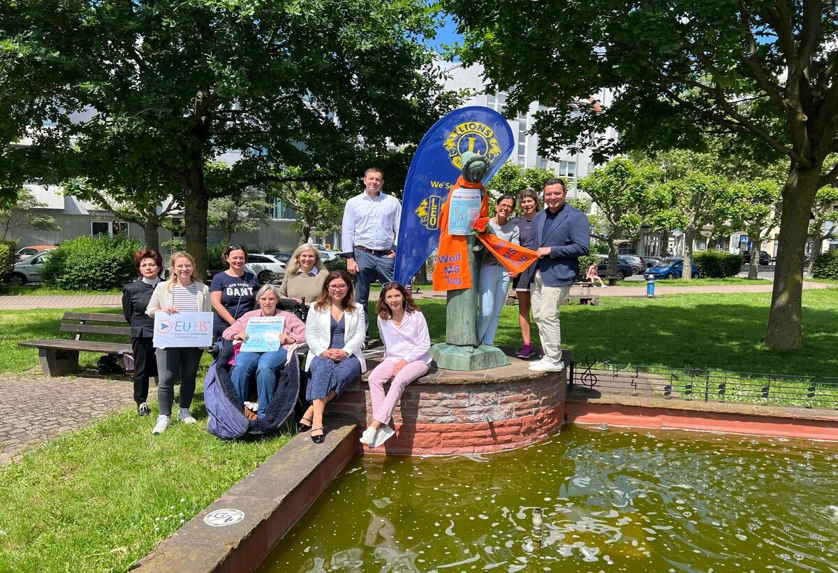 „Denk-mal an MS“: Unter diesem Motto steht die Aktionswoche der DMSG. Bürgermeister Christian Vogt mit Mitarbeiterinnen der EUTB /DMSG Hessen und Mitgliedern der Lions Clubs Königstein und Hofheim am Ambetbrunnen