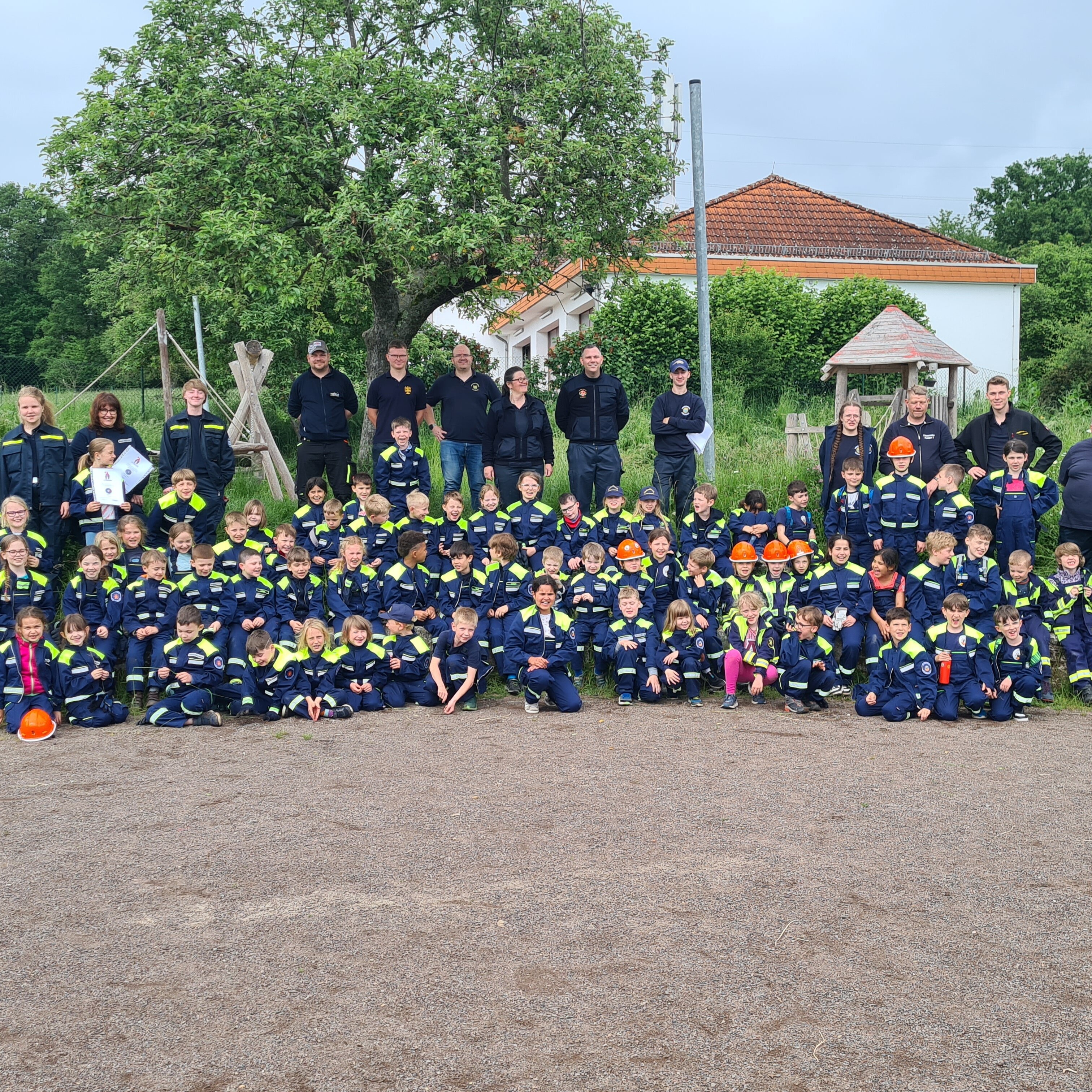 Gruppenfoto Betreuerinnen und Betreuer der Kinderflamme 2024 in Wildsachsen mit den teilnehmenden Kindern